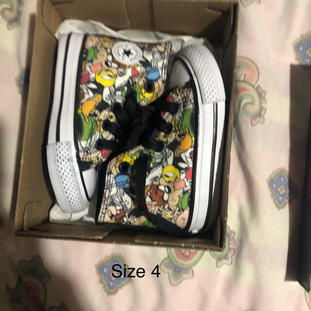 Converse looney toons